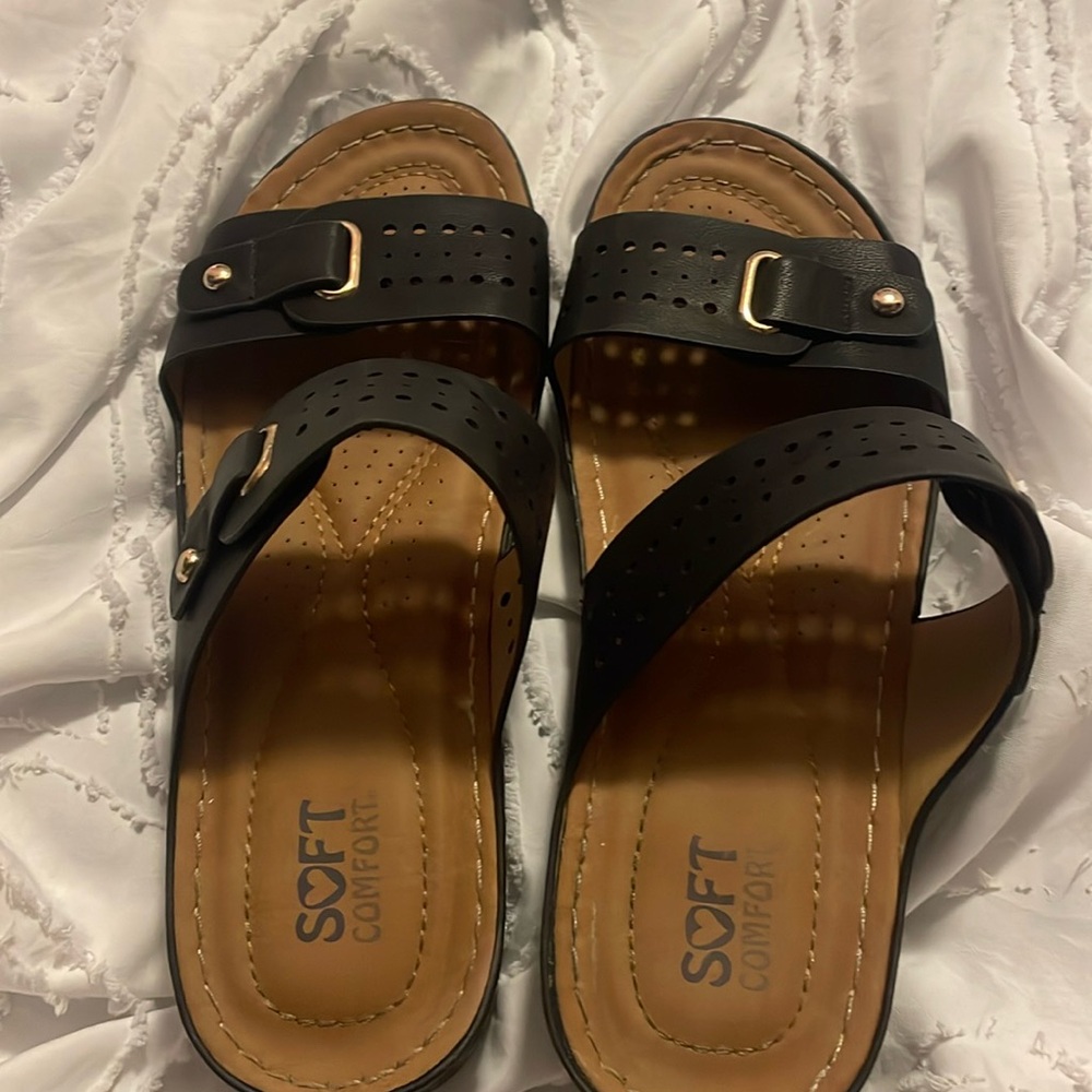 Size 7 women’s sandals never worn